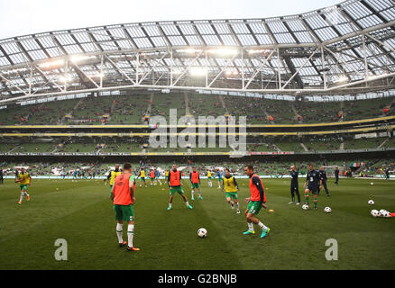 Republik Irland Spieler Aufwärmen, bevor die internationale Freundschaftsspiele im Aviva Stadium, Dublin, Irland. Stockfoto