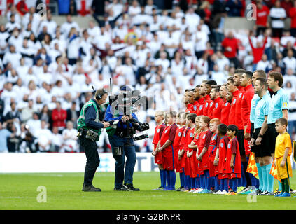 Das englische Team steht während der Nationalhymne vor die internationale Freundschaftsspiele im Stadion des Lichts, Sunderland. Stockfoto