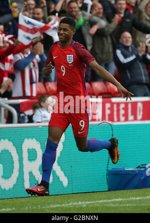 Englands Marcus Rashford feiert seine Seiten Öffnung Ziel während der internationale Freundschaftsspiele im Stadion des Lichts, Sunderland erzielte. Stockfoto