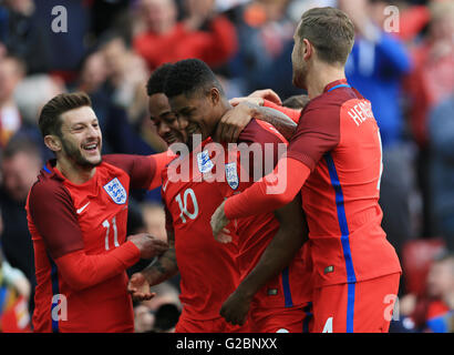 Englands Marcus Rashford feiert seine Seiten Öffnung Ziel während der internationale Freundschaftsspiele im Stadion des Lichts, Sunderland erzielte. Stockfoto