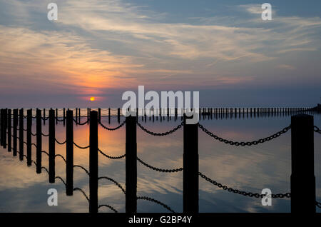 Sonnenuntergang über Marine Lake Causeway, Weston-Super-Mare, Somerset, England Stockfoto