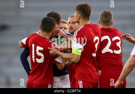 Northern Ireland Kyle Lafferty und Weißrusslands Sergey Kislyak (15) konfrontiert miteinander, während die internationale Freundschaftsspiele im Windsor Park, Belfast. Stockfoto