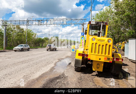 Schwere Baumaschinen in der Nähe geparkt die unter Baustraße Stockfoto