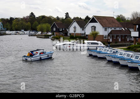 Der Blick vom Wroxham Bridge auf den Norfolk Broads in der Region East Anglia, England. Stockfoto