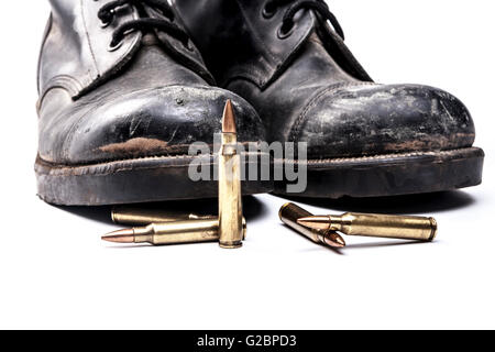 Kugeln und Armee Stiefel isolierten auf weißen Hintergrund mit Schatten Stockfoto