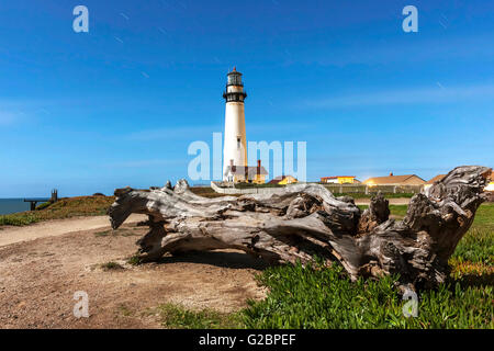 Pigeon Point Lighthouse. Das Hotel liegt in Pecadero, Kalifornien. Bild ist eine Langzeitbelichtung Aufnahme des Leuchtturms und Log in einer Spur einstellen Stockfoto