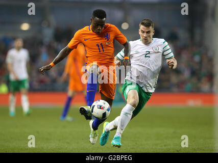 Niederländischen Quincy Promes (links) und Republik von Irland Seamus Coleman in Aktion während der internationale Freundschaftsspiele im Aviva Stadium, Dublin, Irland. Stockfoto