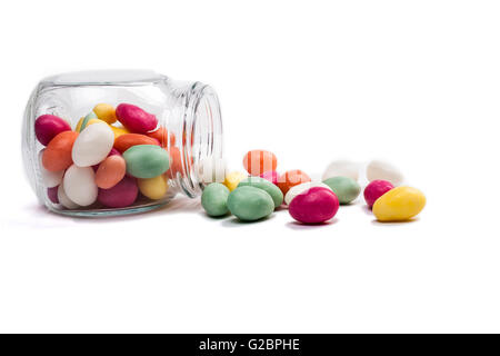 Von Glas Farbe Candy verschüttet Isolated On White Background Stockfoto