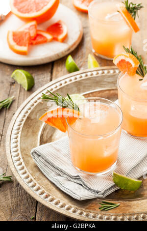 Erfrischende Grapefruit und Tequila Palomas mit Rosmarin Stockfoto