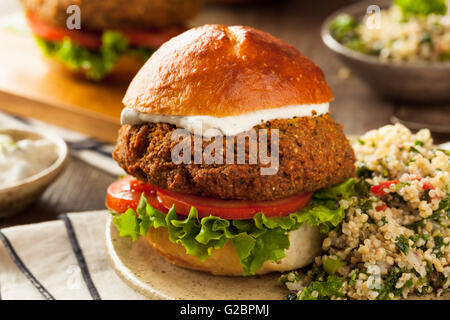 Hausgemachte mediterrane Falafel-Burger mit Tzatziki Sauce Stockfoto