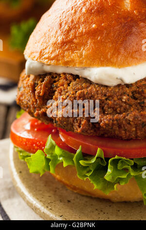 Hausgemachte mediterrane Falafel-Burger mit Tzatziki Sauce Stockfoto