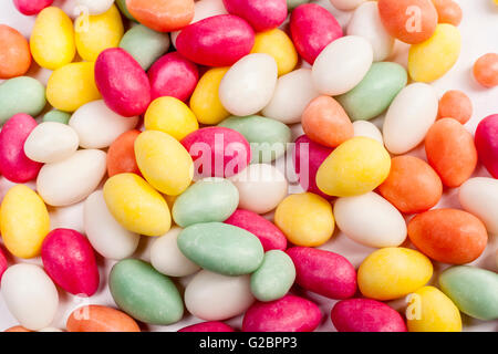 Von Farbe Candy Haufen auf weiß verschüttet Stockfoto