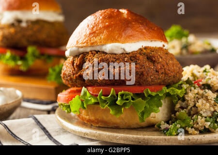 Hausgemachte mediterrane Falafel-Burger mit Tzatziki Sauce Stockfoto