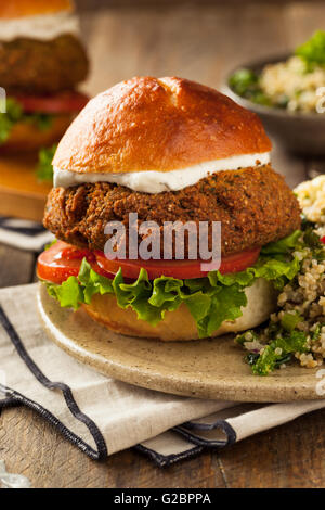 Hausgemachte mediterrane Falafel-Burger mit Tzatziki Sauce Stockfoto