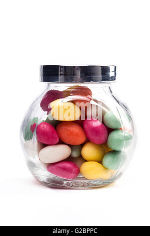 Bunte Bonbons im Glas Jar isolierten auf weißen Hintergrund Stockfoto