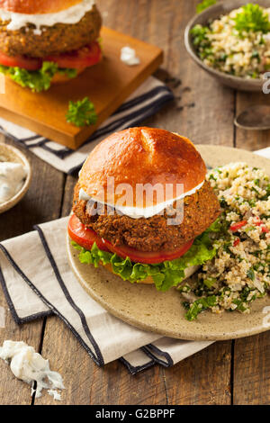 Hausgemachte mediterrane Falafel-Burger mit Tzatziki Sauce Stockfoto