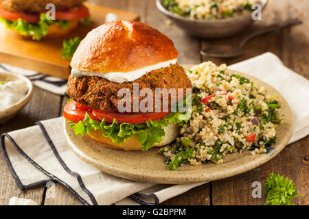 Hausgemachte mediterrane Falafel-Burger mit Tzatziki Sauce Stockfoto