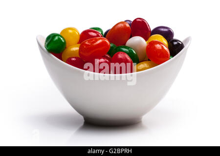 Bonbons in einer Schüssel isoliert auf weißem Hintergrund mit Schatten Stockfoto