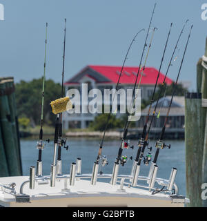 Rack mit Angelruten und Rollen auf einem Fischerboot angedockt am Hafen und Ocracoke Island, Outer Banks von North Carolina, USA Stockfoto