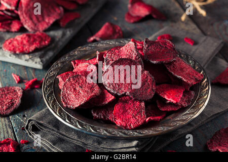 Gesunden lila gebackene Rote Beete Chips mit Meersalz Stockfoto