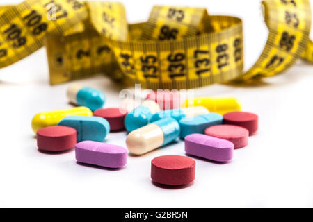 Bunte Pillen isoliert auf weißem Hintergrund mit Schatten Stockfoto