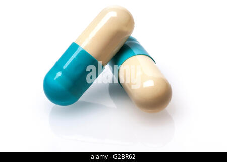 Paar blaue Pillen Kapsel isolierten auf weißen Hintergrund Stockfoto