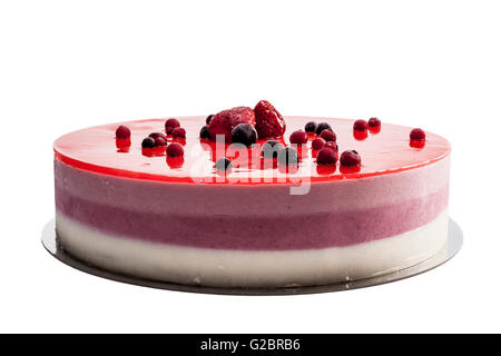 Rote Erdbeeren Kuchen isoliert auf weißem Hintergrund Stockfoto