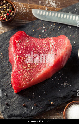 Rohe organische Rosa Thunfisch-Steak mit Salz und Pfeffer Stockfoto