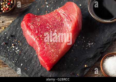 Rohe organische Rosa Thunfisch-Steak mit Salz und Pfeffer Stockfoto