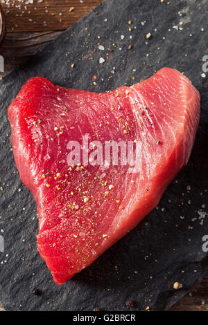 Rohe organische Rosa Thunfisch-Steak mit Salz und Pfeffer Stockfoto