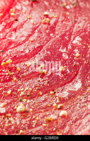 Rohe organische Rosa Thunfisch-Steak mit Salz und Pfeffer Stockfoto