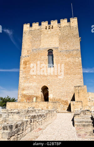 Blick auf den Alcazar Tower Hommage in der Fortaleza De La Mota in der Nähe der Stadt Alcalá la Real, Spanien Stockfoto