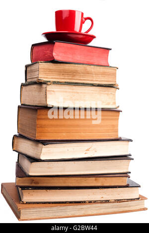 Alte Bücher und rote Kaffee-Haferl isoliert auf weißem Hintergrund Stockfoto