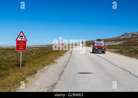 Eine ländliche Autobahn in der Nähe von East Falkland-Inseln, Stanley, Falkland-Inseln, British Overseas Territory. Stockfoto