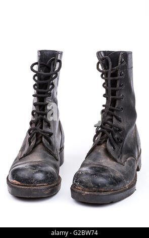 Dirty Black Army Stiefel isolierten auf weißen Hintergrund Stockfoto