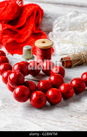 Korallen Perlen, eine Garnrolle und Spitze zweifarbig Stockfoto