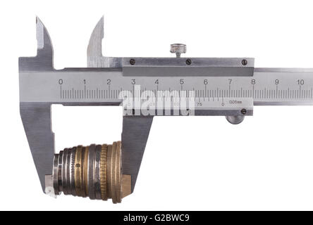 Messung der Münzen mit Silber Werkzeug isoliert auf weißem Hintergrund Stockfoto