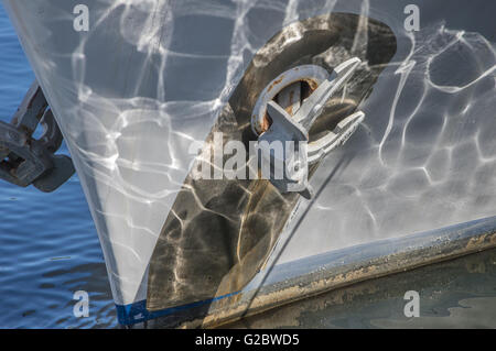 Head Line oder Trosse festgemacht Boot gefesselt an einem Pier in Kapstadts Table Bay Harbor Stockfoto