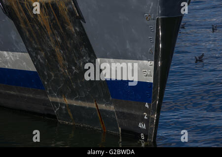 Head Line oder Trosse festgemacht Boot gefesselt an einem Pier in Kapstadts Table Bay Harbor Stockfoto