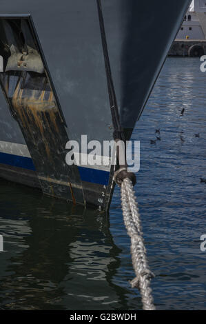 Head Line oder Trosse festgemacht Boot gefesselt an einem Pier in Kapstadts Table Bay Harbor Stockfoto