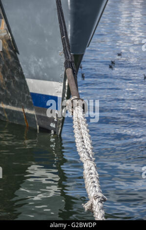 Head Line oder Trosse festgemacht Boot gefesselt an einem Pier in Kapstadts Table Bay Harbor Stockfoto