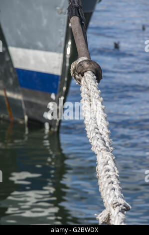 Head Line oder Trosse festgemacht Boot gefesselt an einem Pier in Kapstadts Table Bay Harbor Stockfoto