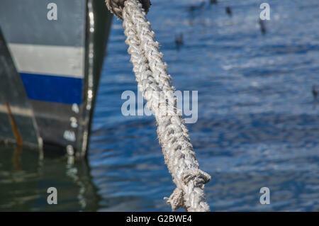 Head Line oder Trosse festgemacht Boot gefesselt an einem Pier in Kapstadts Table Bay Harbor Stockfoto