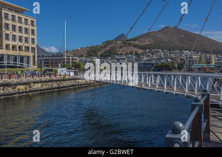 Die Drehbrücke an der Victoria und Alfred Waterfront District verbindet die Alfred und Victoria-Becken in Table Bay Harbor Stockfoto