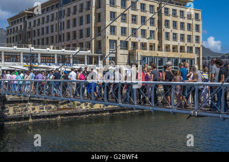 Die Drehbrücke an der Victoria und Alfred Waterfront District verbindet die Alfred und Victoria Becken Stockfoto