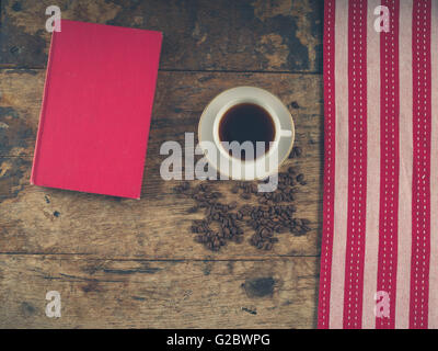 Overhead Schuss von Kaffee-Konzept mit Tasse, Geschirrtuch, ein Buch und Bohnen Stockfoto