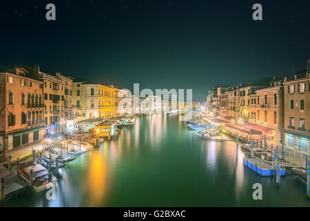 Blick auf den Canal grande, die Boote und die Gebäude von der Brücke in Venedig, Italien Stockfoto