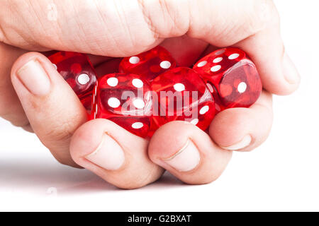 Hand, die rote Würfel isoliert auf weißem Hintergrund Stockfoto