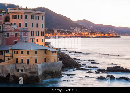 Boccadasse, ein Meer Stadtteil von Genua, während der Dämmerung Stockfoto