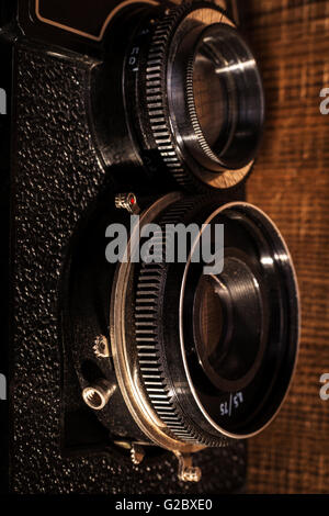 Alte Kamera Closeup auf braunen Holz Baclground Stockfoto